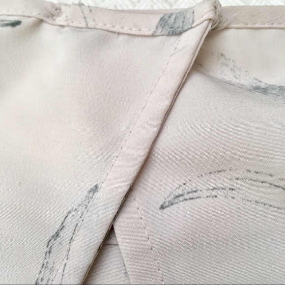 Flirty floral Forever 21 blouse!!🌹- SALE!!💋 - Picture 7 of 7